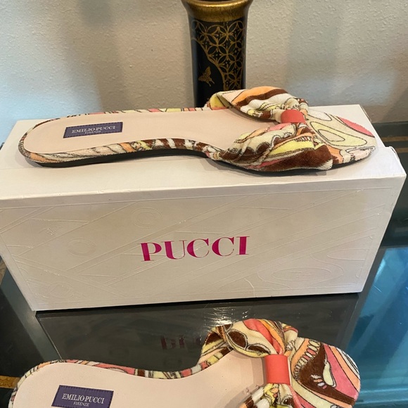 PUCCI SANDALS NWT size 8 flat sandals beautiful Pucci design